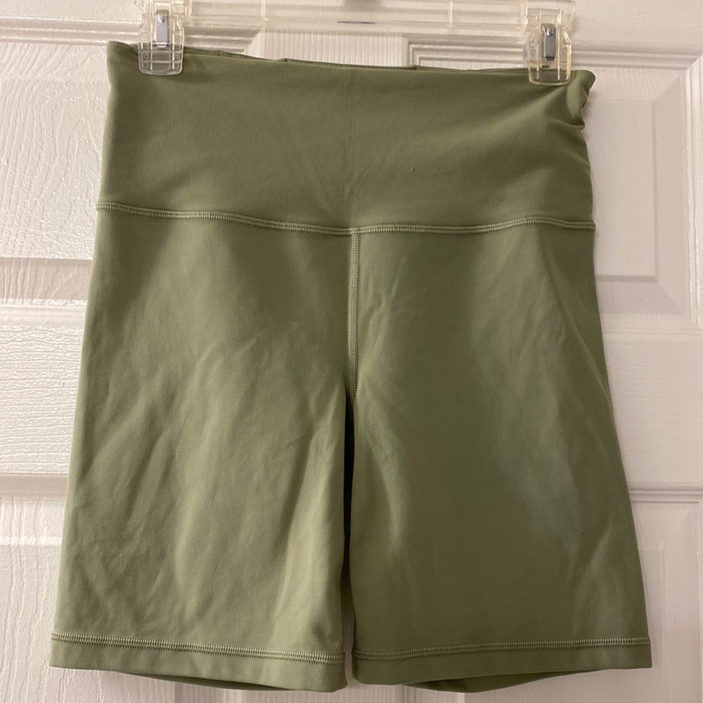 Athleta Ultra High Rise Elation 7" Short | Size Small
